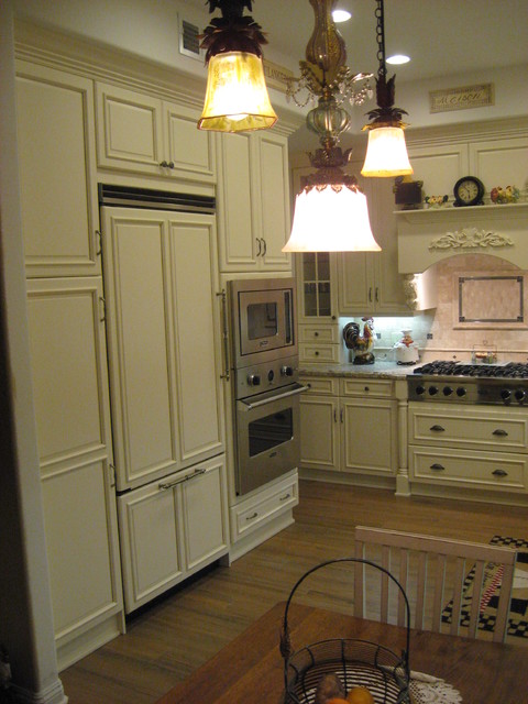 Фото кухни в большом доме.